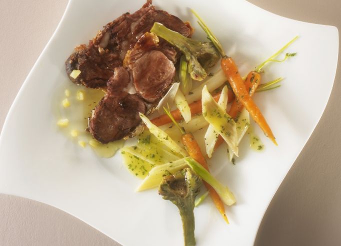 Epaule d'agneau confite, gros légumes fondants aux condiments, jus