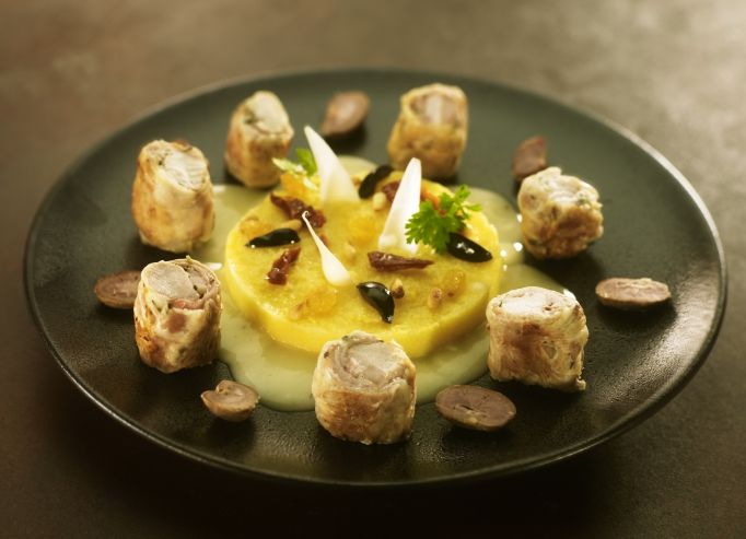 Filets de lapin rôtis aux fruits secs et condiments, polenta crémeuse