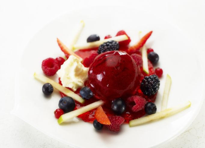 Gelée de thé fruit rouge, sorbet fraise et coulis de fruits rouges aux épices