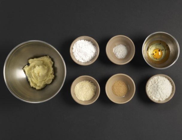 Préparation de la pâte sucrée amande-vanille