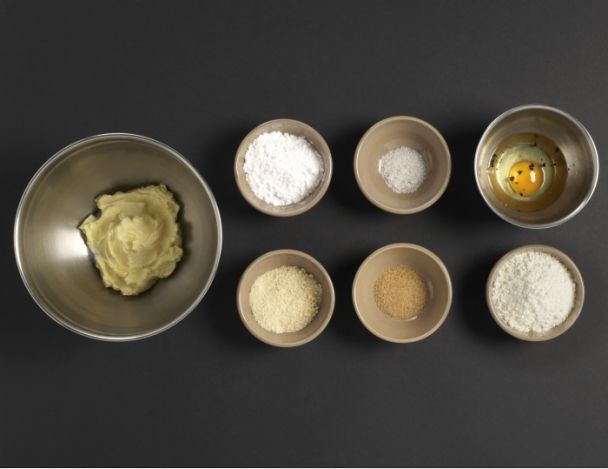 Préparation de la pâte sucrée amande-vanille