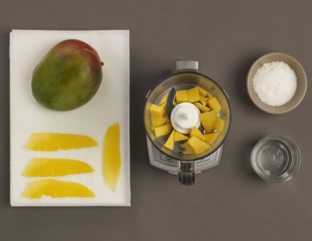 Préparation de la mangue et du coulis