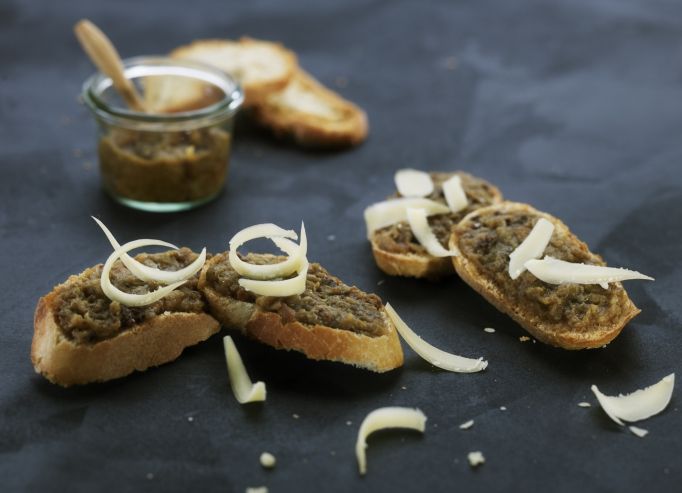 Croûtons au caviar d’aubergines et Comté