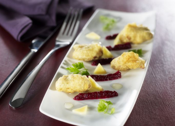 Huîtres en tempura, émulsion de betterave rouge, éclats de Comté