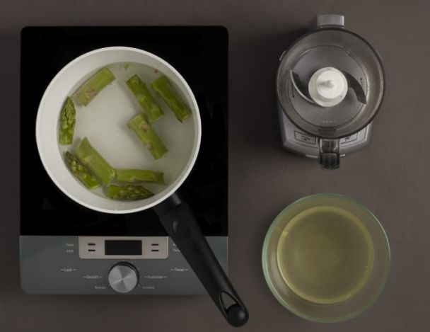 Préparation et cuisson de la crème d'asperges vertes