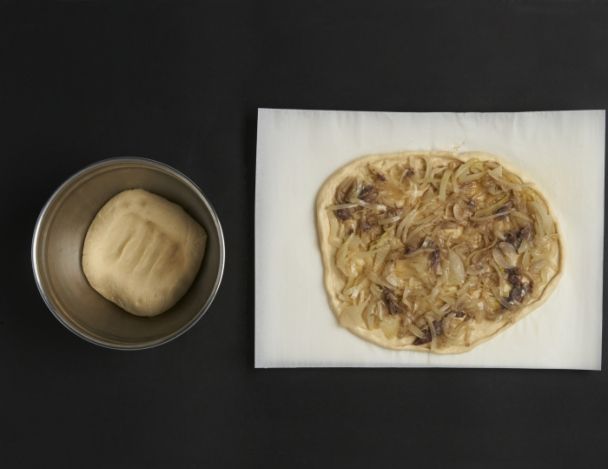 Façonnage et cuisson de la pissaladière