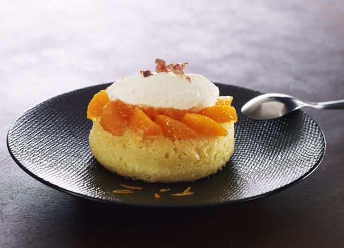 Baba aux clémentines, crème fraîche, salade de suprêmes et zestes confits 