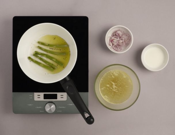 Préparation du bouillon d'asperge