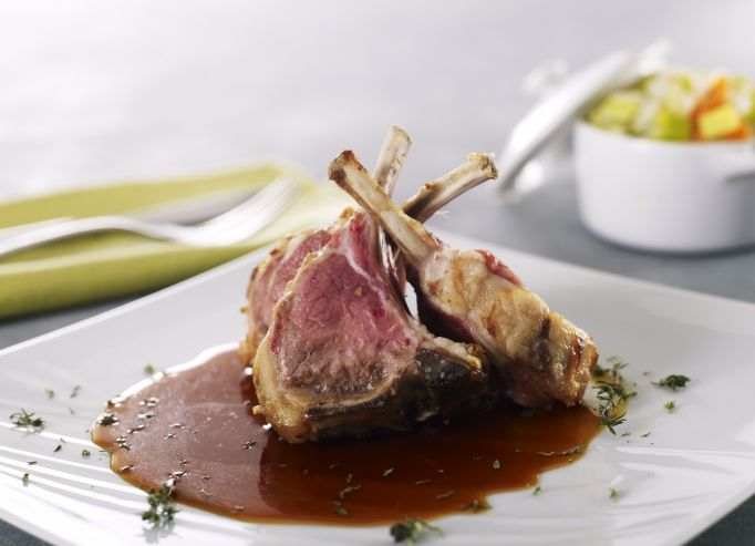 Carré d'Agneau Fumé, Rôti en cocotte de fonte, infusion de thym