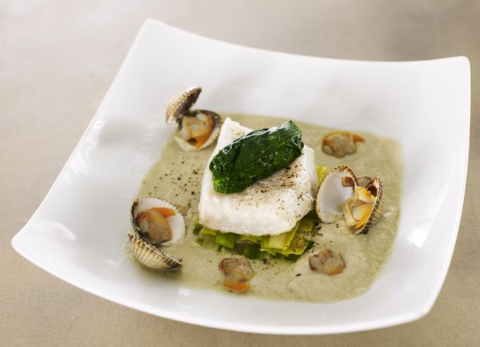 Pavé de bar et huître sur une fondue de poireaux, bouillon iodé