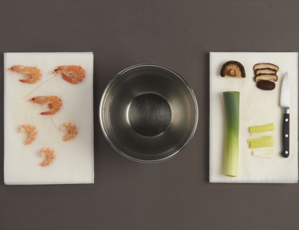 Préparation des crevettes et des légumes