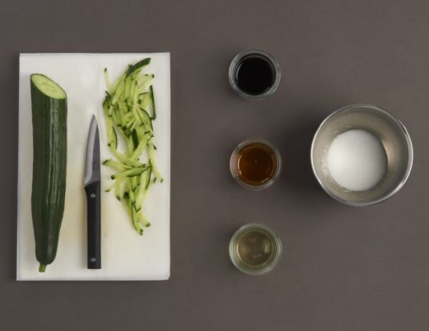 Préparation du concombre et de la sauce
