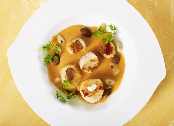 Noix de saint jacques, velouté de potimarron aux amandes