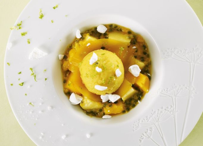 Soupe aux fruits exotiques et citron vert, éclats de meringue