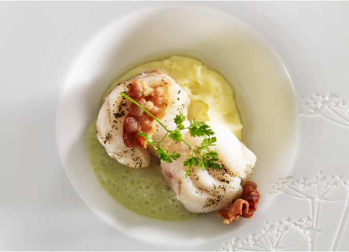 Dos de cabillaud à la crème de pomme de terre, émulsion de poireau