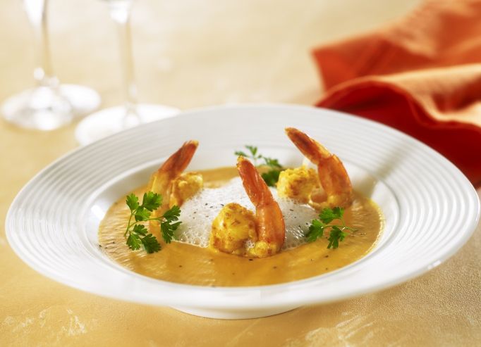 Velouté de carottes à l’orange, crevettes au curry et lait de coco