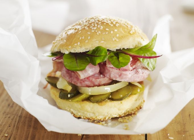 Burger brioché de saucisson chaud, oignons confits 