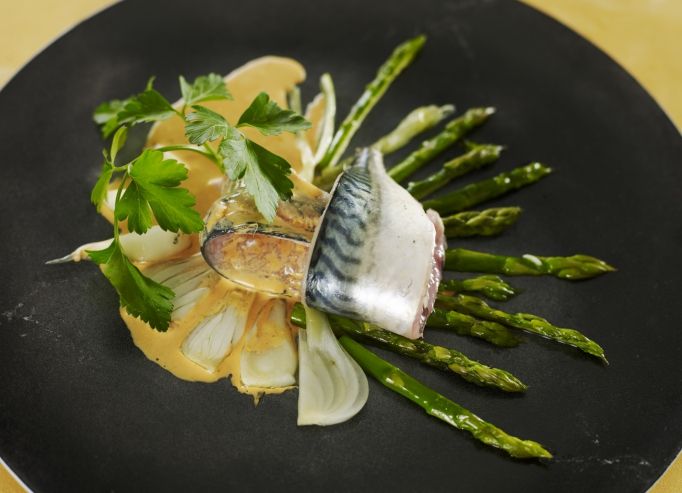 Maquereaux, fricassée d'asperges et sauce carotte épicée