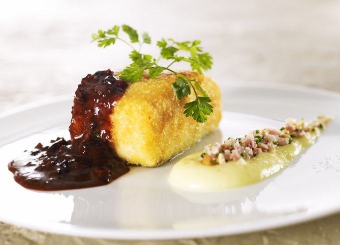 Saumon en croûte de pomme de terre, pied de cochon , purée de panais