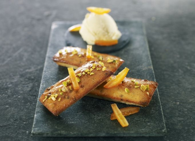 Financiers aux éclats de pistaches et d'oranges confites