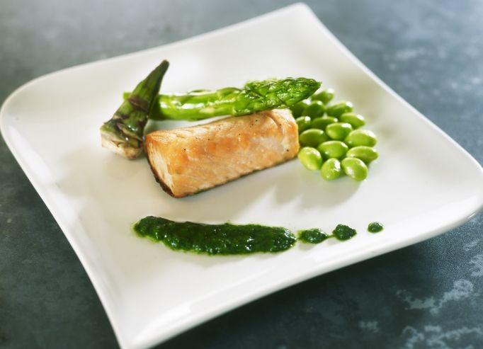 Dos de saumon, asperges vertes, artichauts poivrade