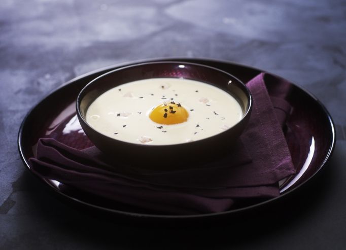 Jaune d'œuf, parmesan, colonnata, râpée de truffe fraîche