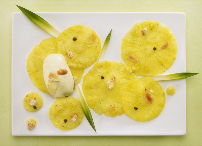 Carpaccio d'ananas au limoncello, glace vanille et amandes croquantes