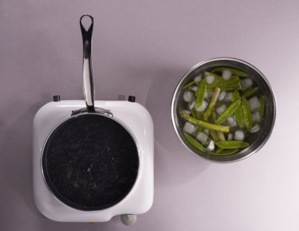Préparation des asperges et pois