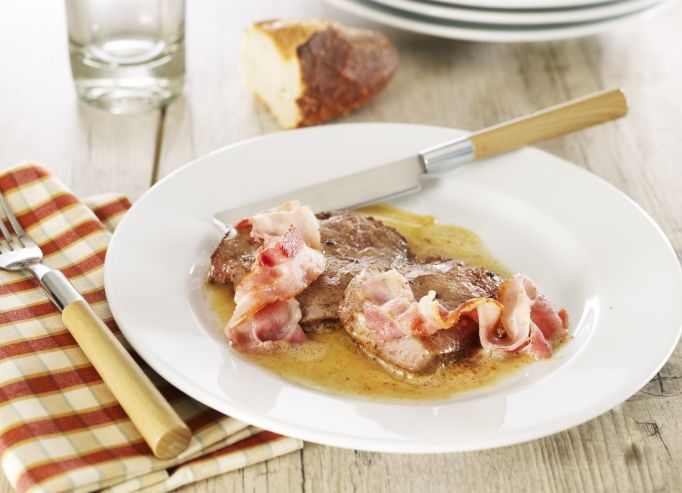 Tranche de foie de veau poêlée au lard fumé