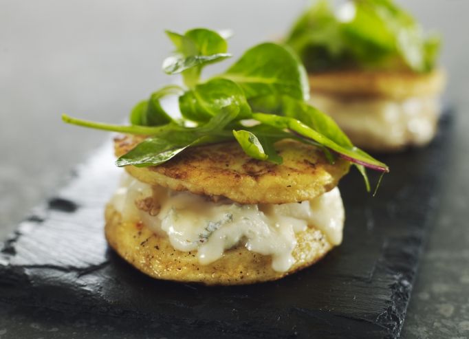 Hamburger façon pain perdu de poire, gorgonzola et noix