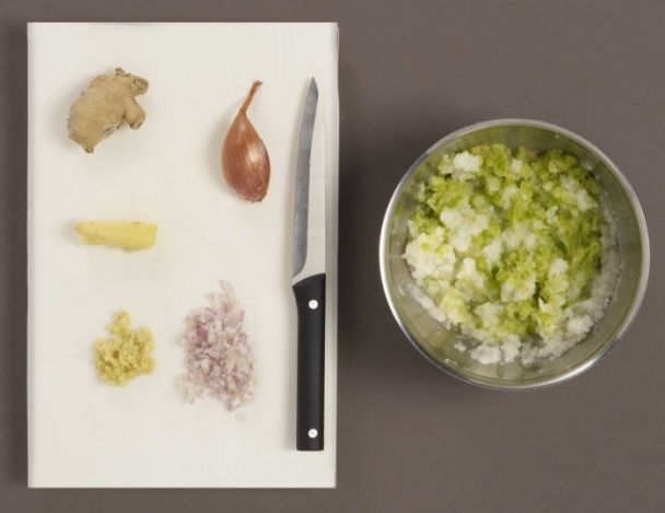 Préparation du gingembre et de l'échalote