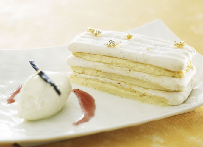 Millefeuille de macaron à la crème vanillée, jus de fraise