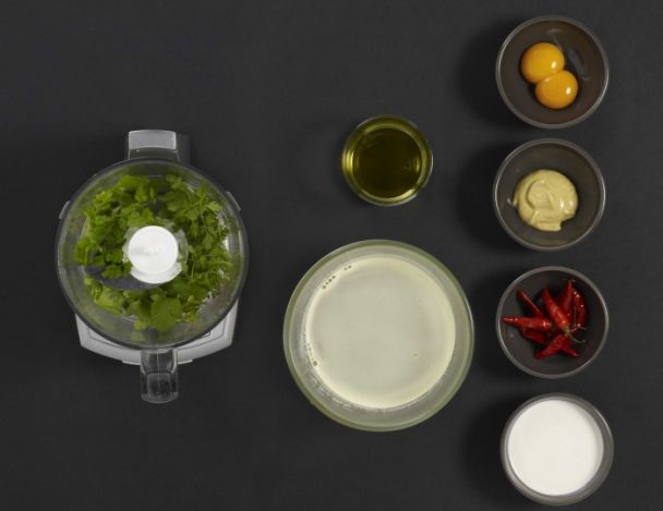 Préparation de la mayonnaise verte