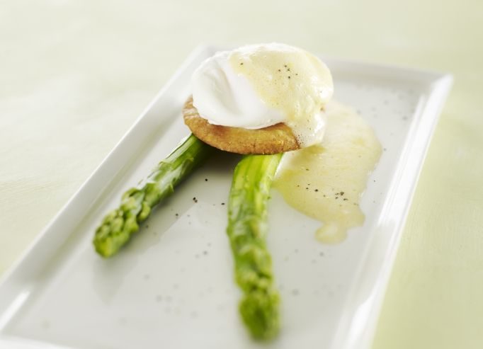 Asperges, œuf poché, sabayon à la bière, et streusel