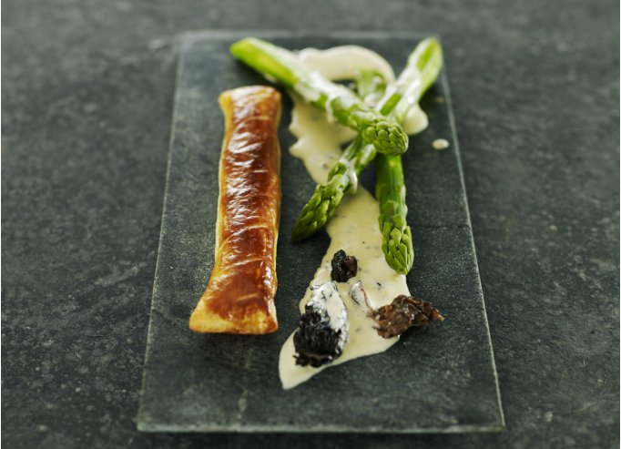 Feuilleté aux asperges, sauce aux morilles et vin jaune