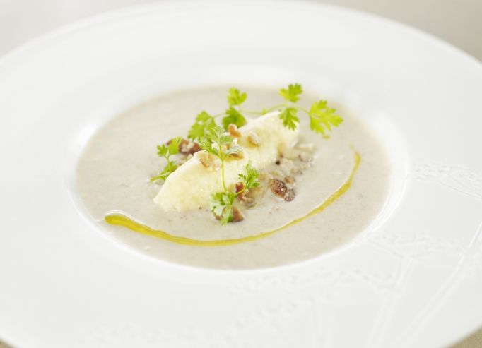 Crème de poule faisane à la châtaigne, quenelles de suprêmes truffées