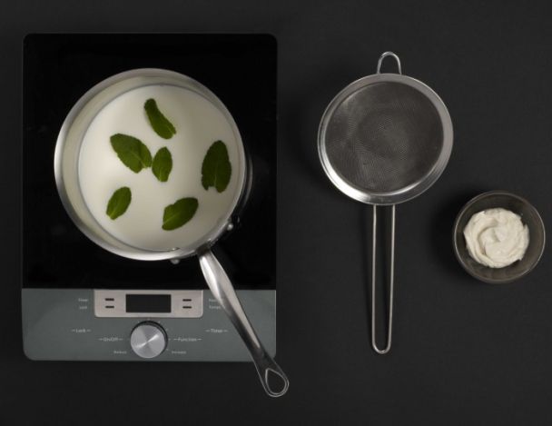 Préparation de la sauce à la menthe