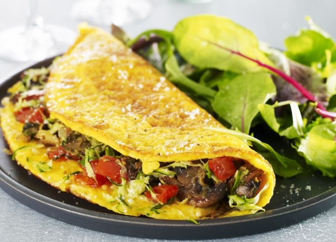 Omelette courgettes, tomates et champignons
