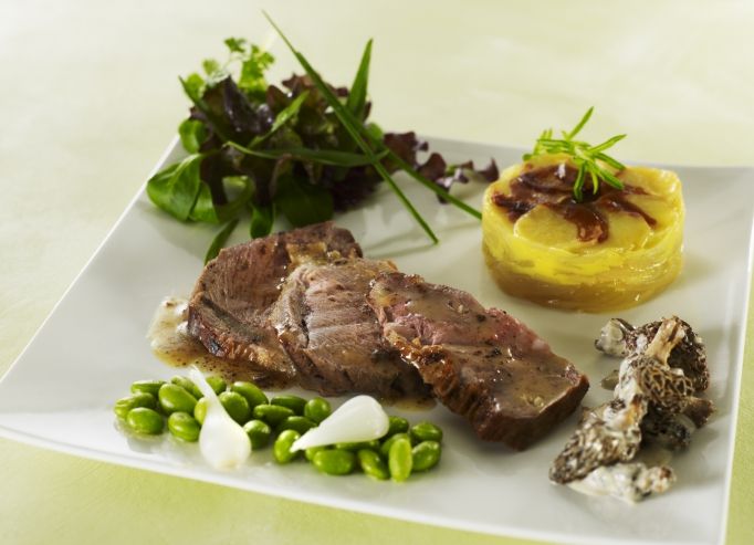 Gigot d’agneau de lait, févettes et morilles, pommes boulangères