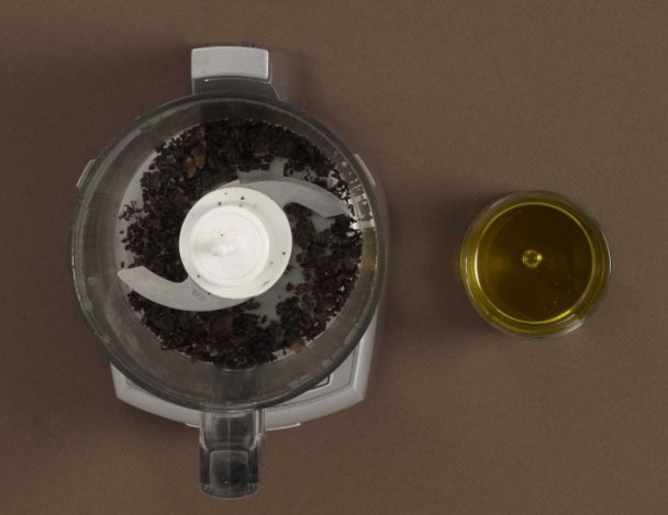 Préparation de l'huile d'olives noires