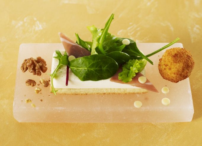 Mesclun et chips de jambon cru sur un sablé à l'Emmental