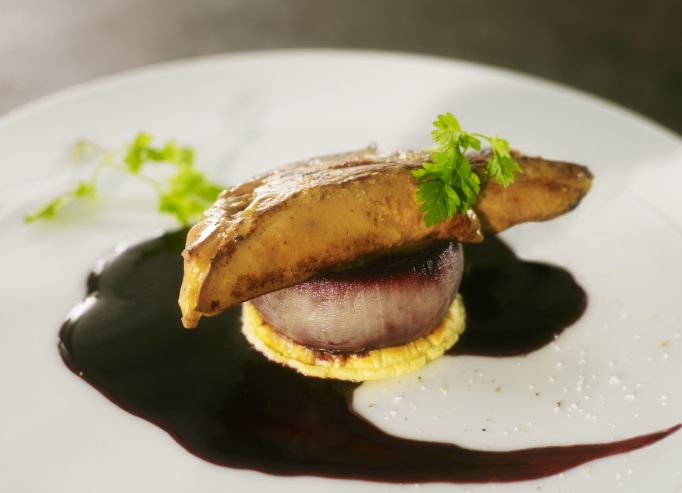 Tatin d’oignons doux, escalope de foie gras poêlé, sauce au vin rouge