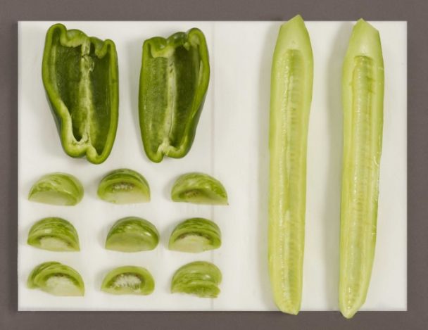 Préparation des tomates, poivrons et concombre