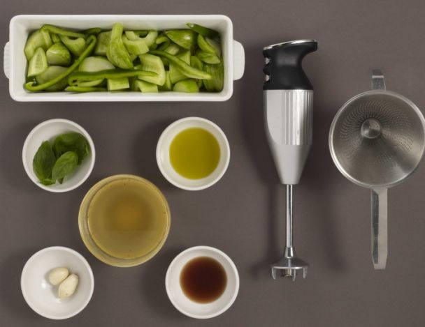 Préparation du gaspacho de tomates vertes