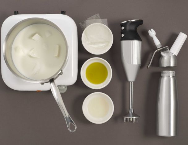 Préparation de l'espuma de mozzarella