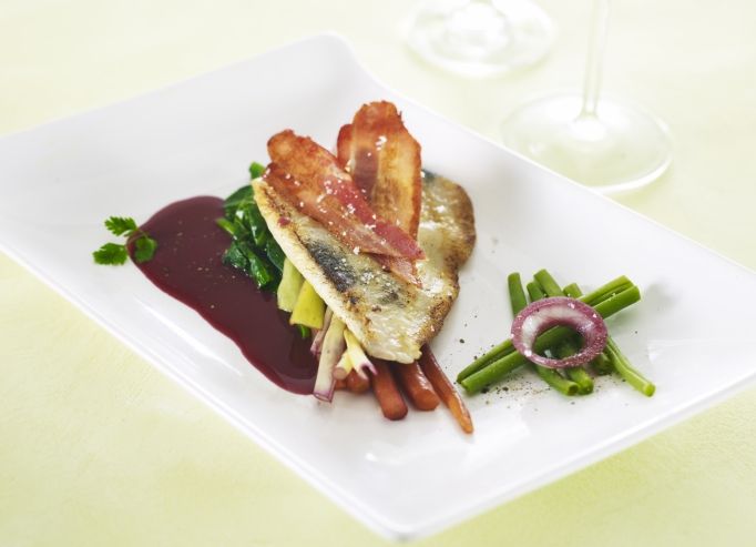 Blanc de Turbot, Lie de vin, Haricots verts « beurre »