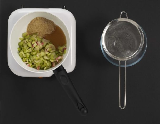 Préparation du fromage blanc et de la confiture de rhubarbe