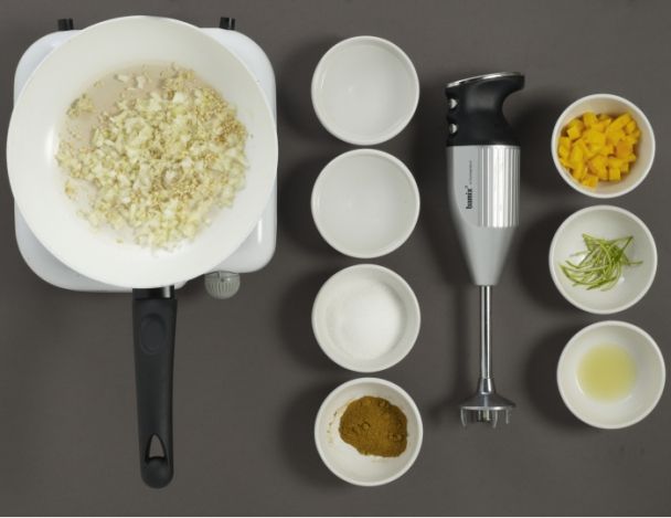 Préparation du condiment mangue curry
