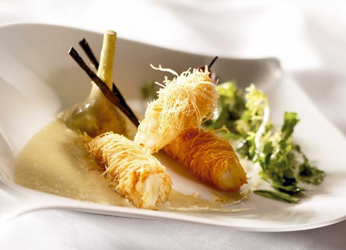 Langoustines en cheveux d’ange, beurre blanc à la vanille et salade d’herbes