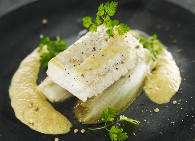 Pavé de merlan poêlé, Endives façon charcutière, jus à l’orange 